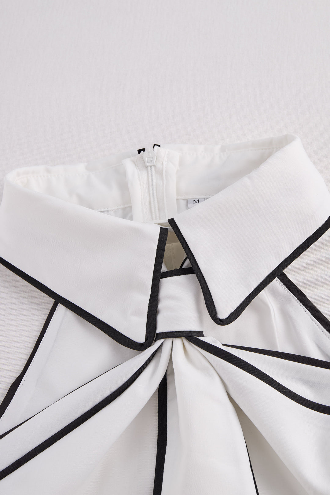 Blouse Blanche Sans Manches à Col Halter – Haut Habillé à Finitions Contrastées
