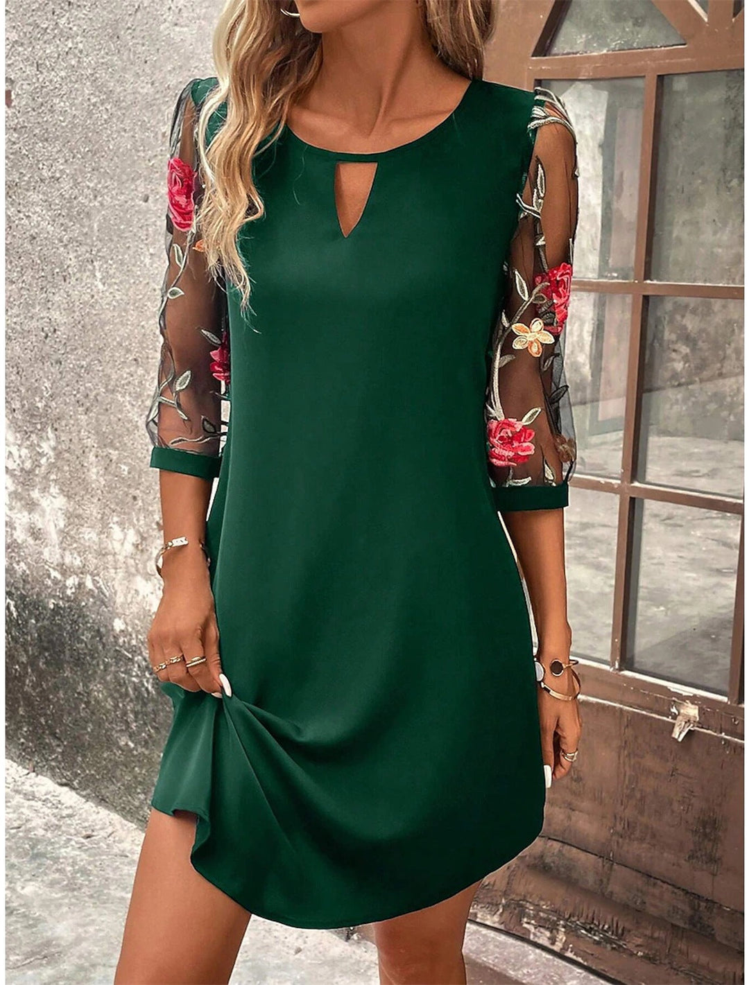 Robe Mini d’Été Élégante pour Femmes – Robe en Mesh à Col Rond et Broderie Florale