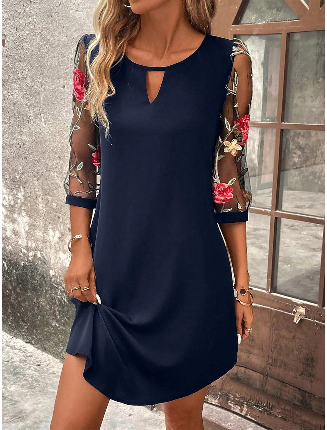 Robe Mini d’Été Élégante pour Femmes – Robe en Mesh à Col Rond et Broderie Florale
