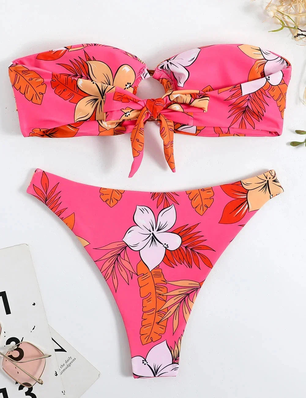 Bikini bandeau femme avec élégants détails floraux