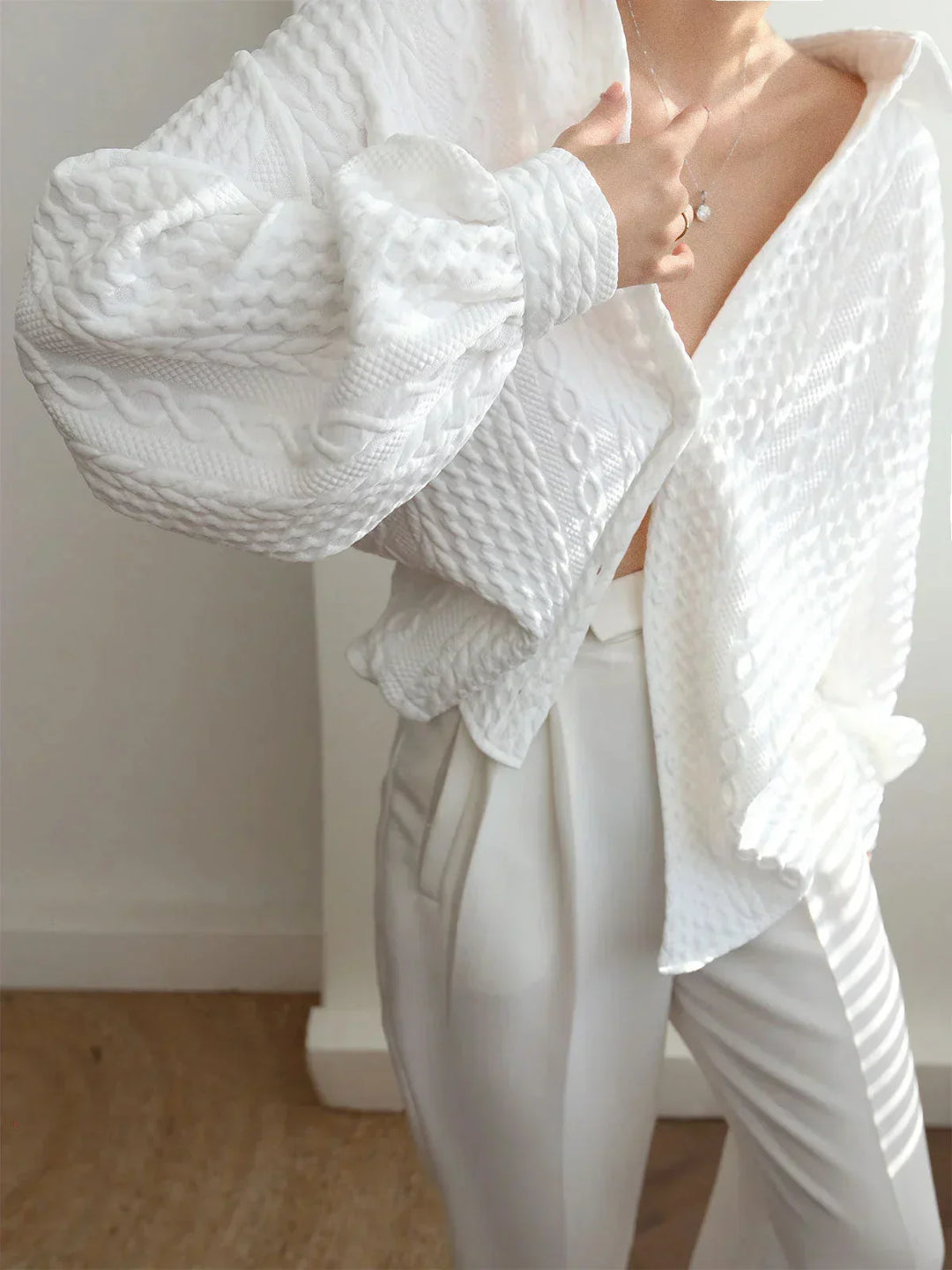 Blouse blanche texturée femme à manches sculptées