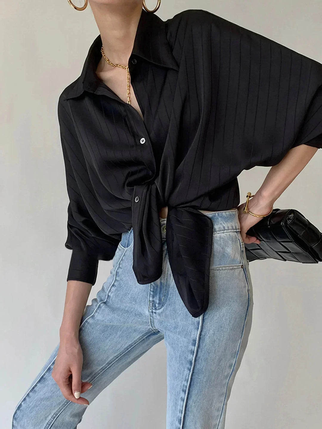 Chemise élégante femme à boutons et détails dorés