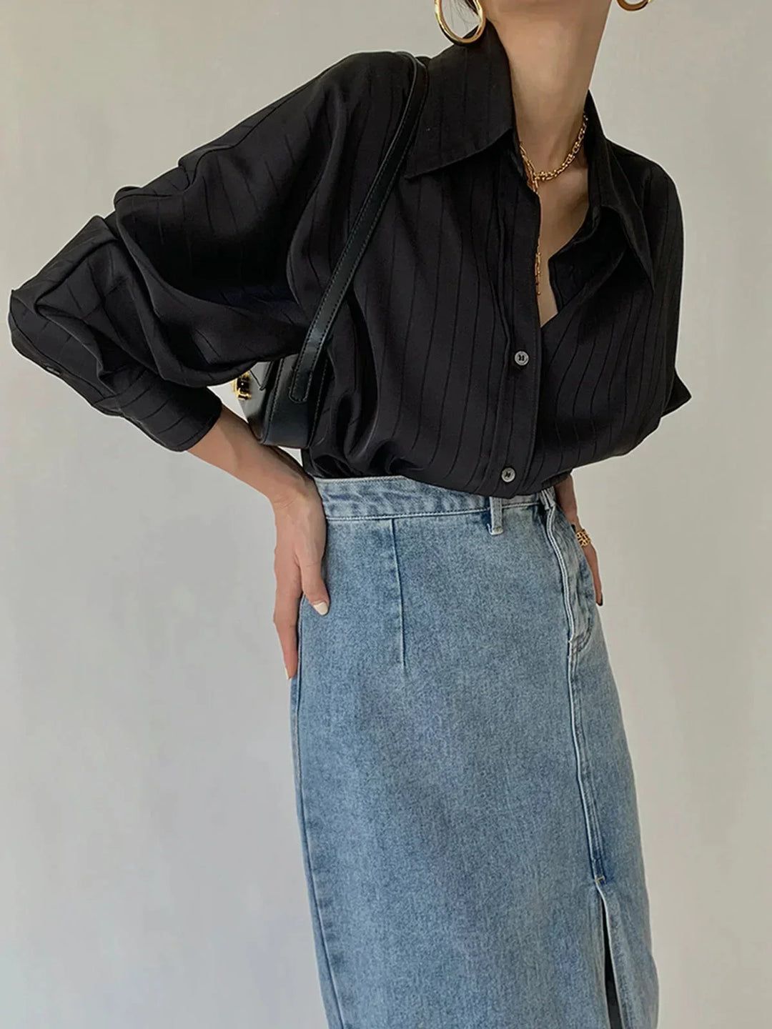 Chemise élégante femme à boutons et détails dorés