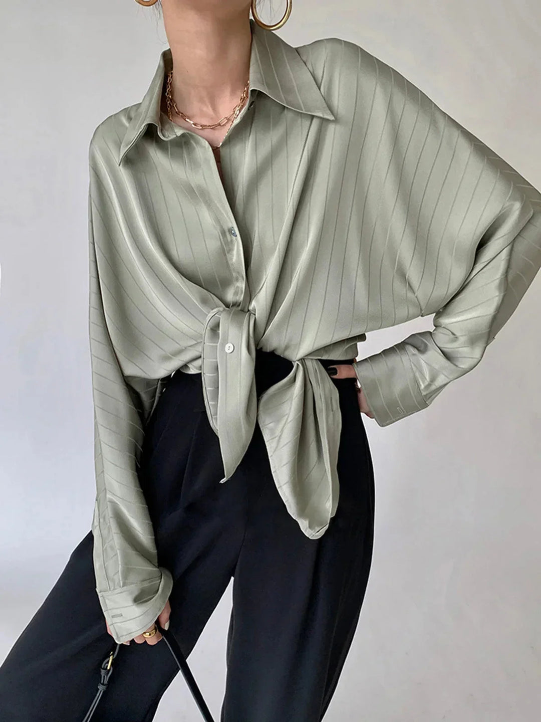 Chemise élégante femme à boutons et détails dorés