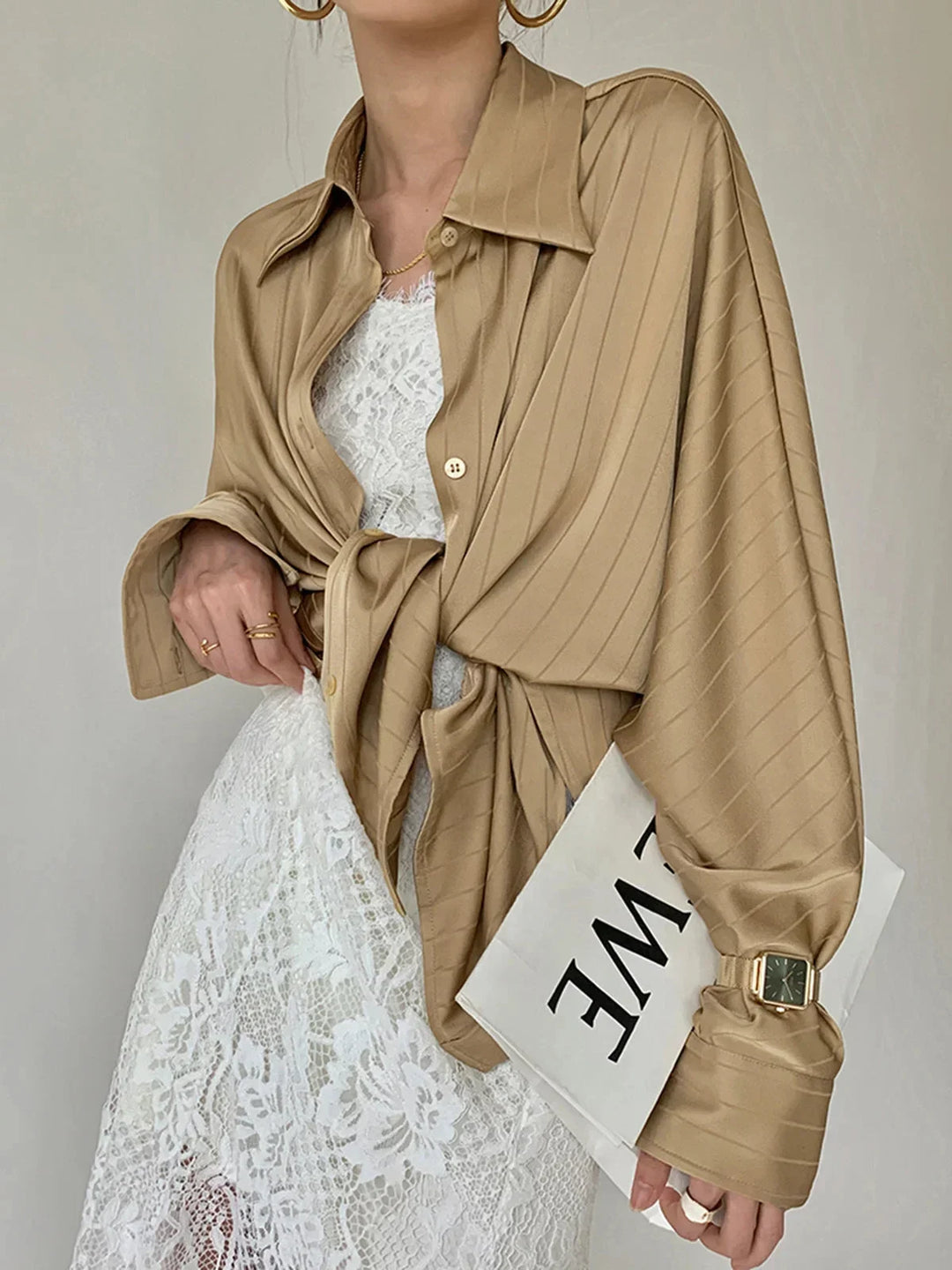 Chemise élégante femme à boutons et détails dorés