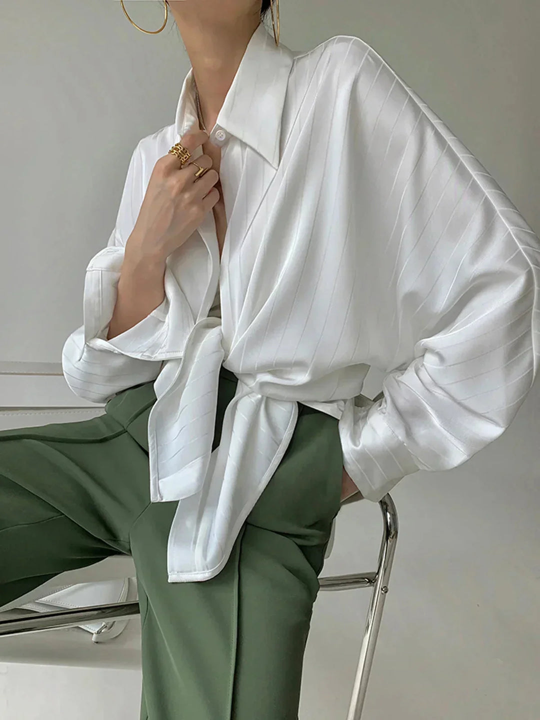 Chemise élégante femme à boutons et détails dorés