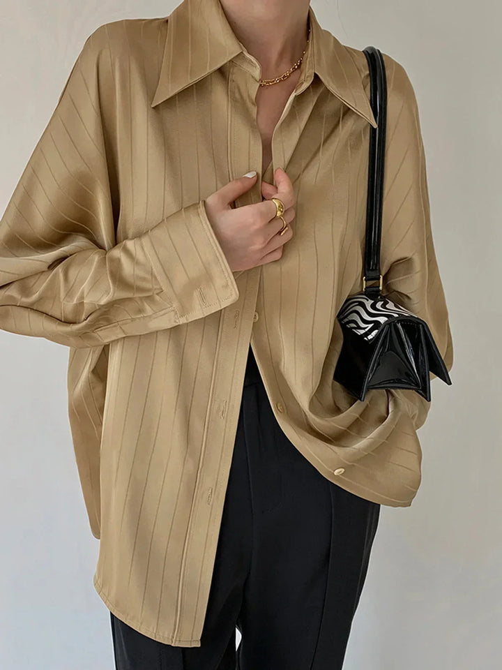 Chemise élégante femme à boutons et détails dorés