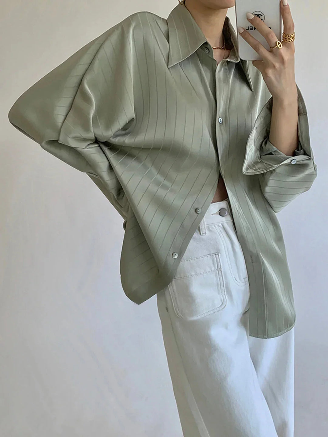 Chemise élégante femme à boutons et détails dorés