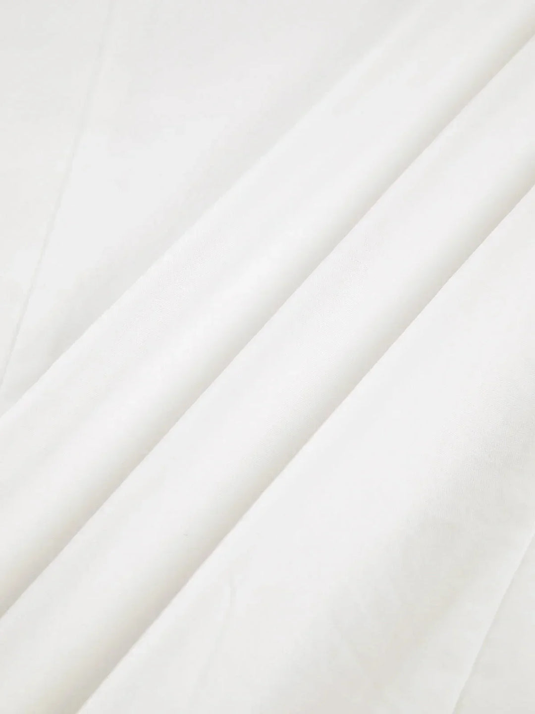 Chemise blanche oversize femme à épaules structurées et col en V