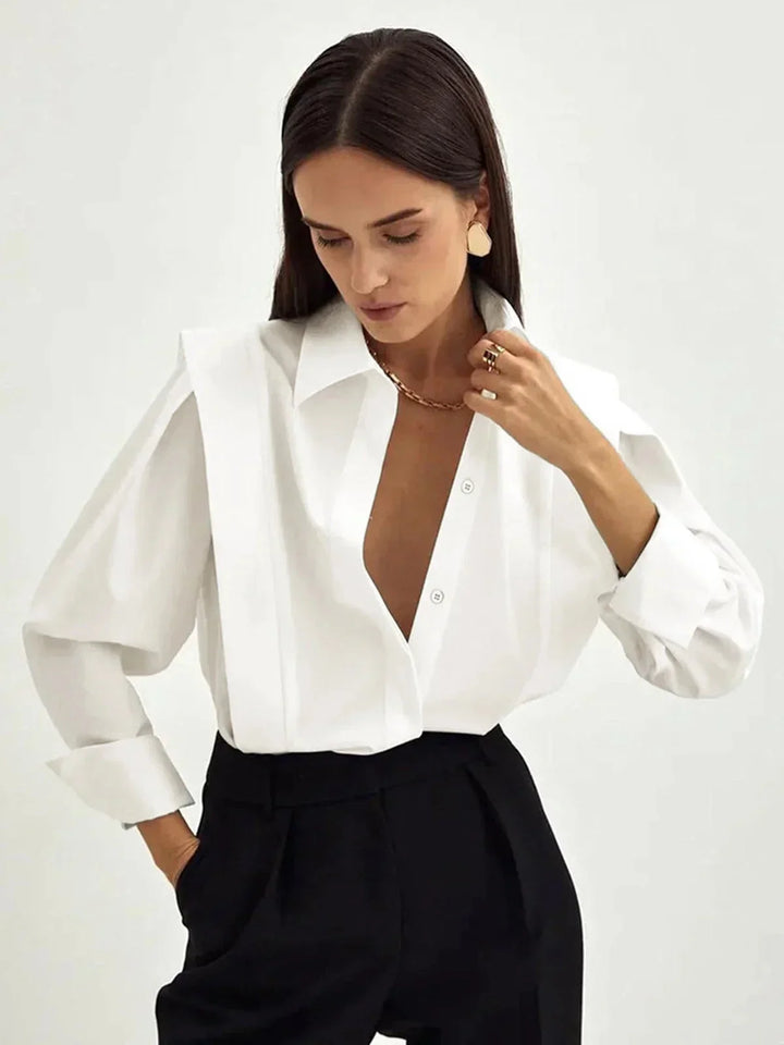Chemise blanche oversize femme à épaules structurées et col en V