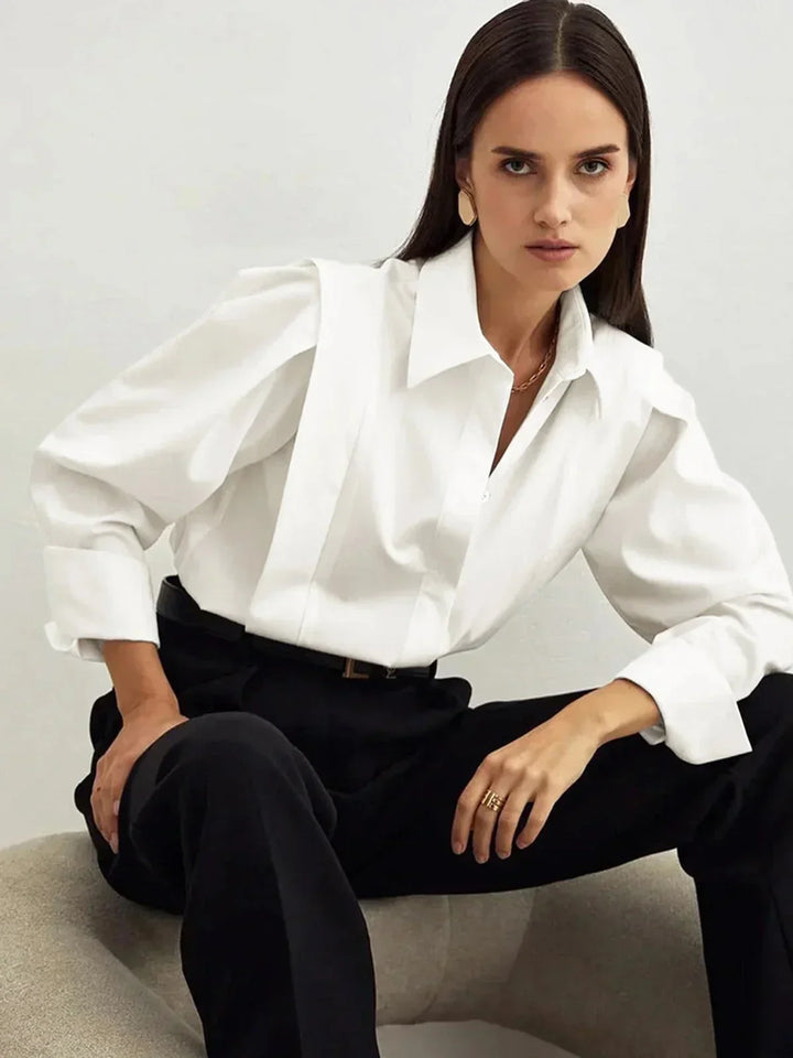 Chemise blanche oversize femme à épaules structurées et col en V