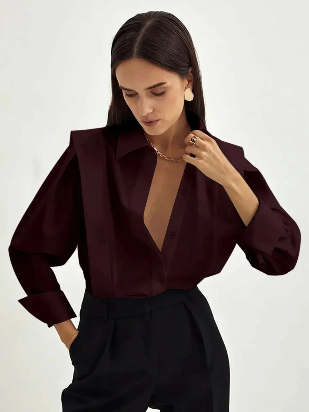 Chemise blanche oversize femme à épaules structurées et col en V
