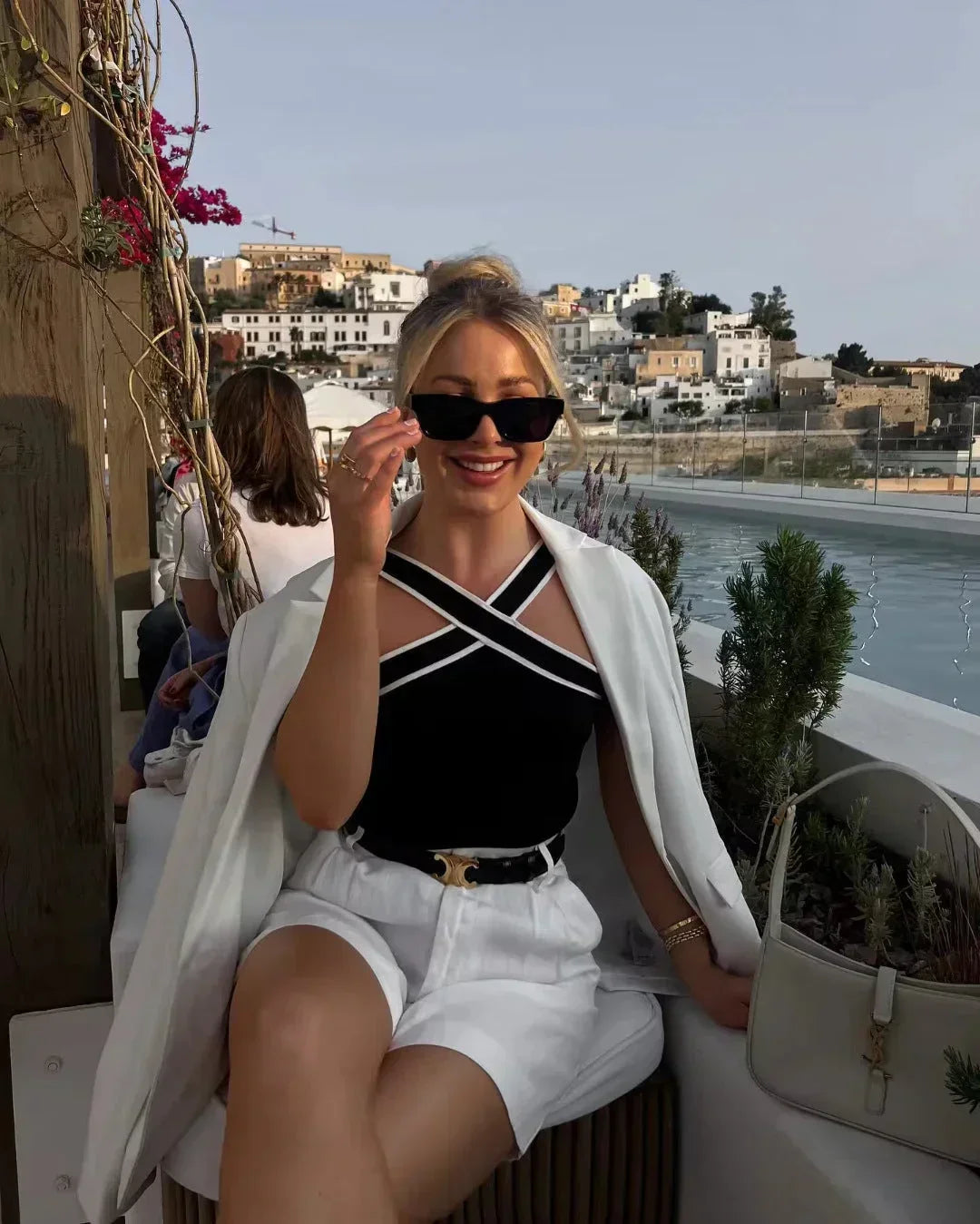 Top femme à bretelles croisées halter et liseré contrasté