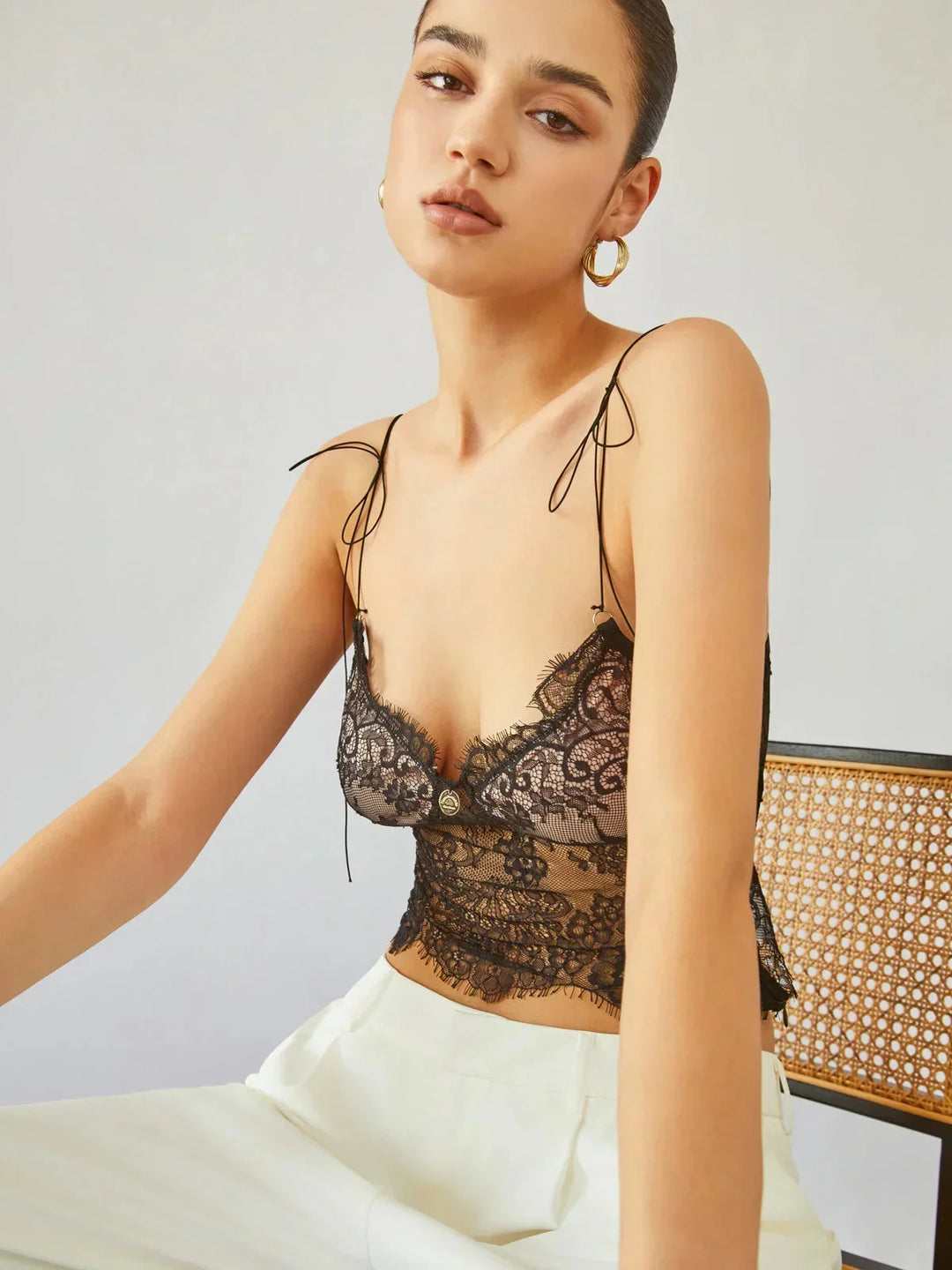 Top corsé de mujer en encaje con tirantes anudados estilo corset