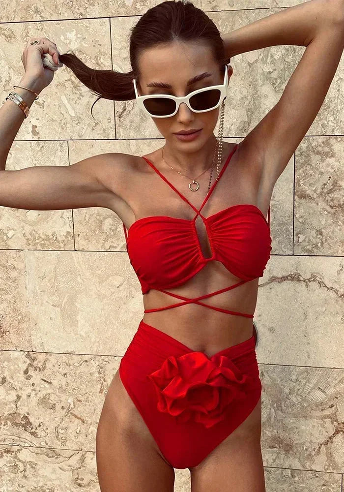 Bikini femme avec détails floraux et liens