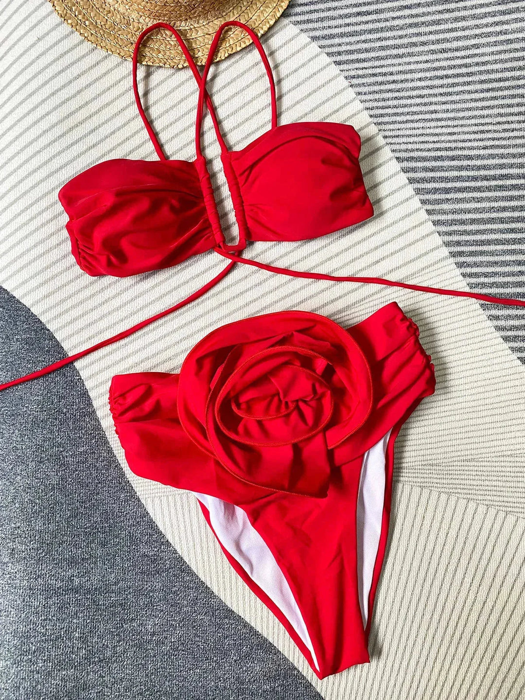 Bikini femme avec détails floraux et liens