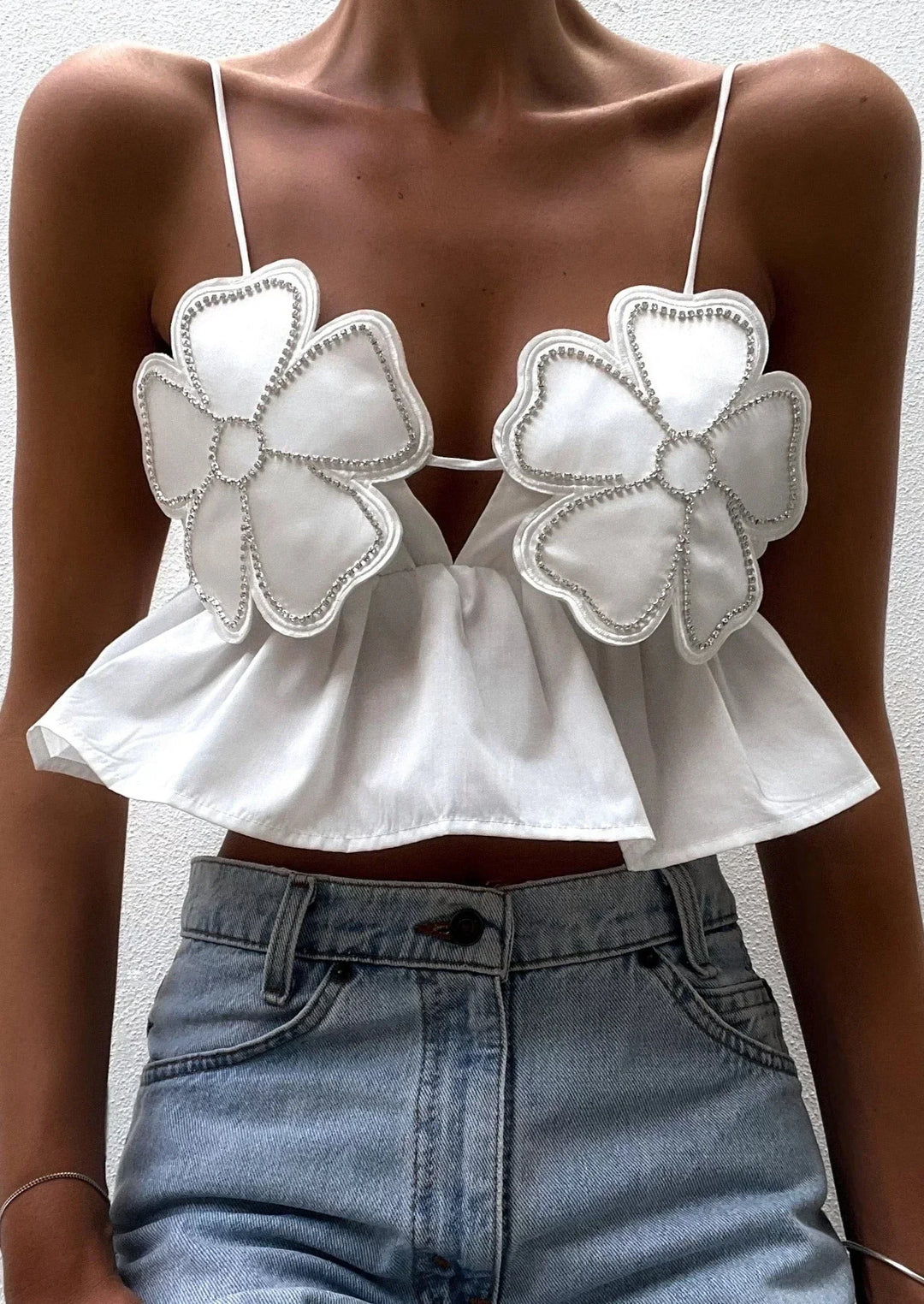 Top court femme avec applications florales et fines bretelles