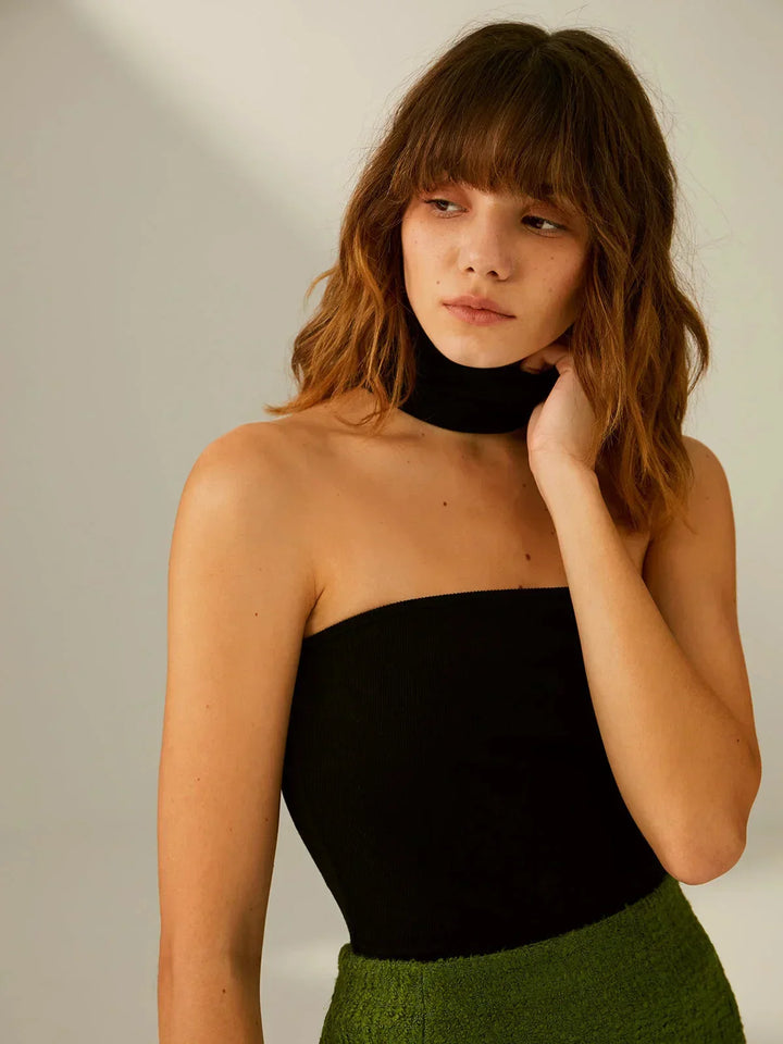 Top noir femme avec design de collier intégré