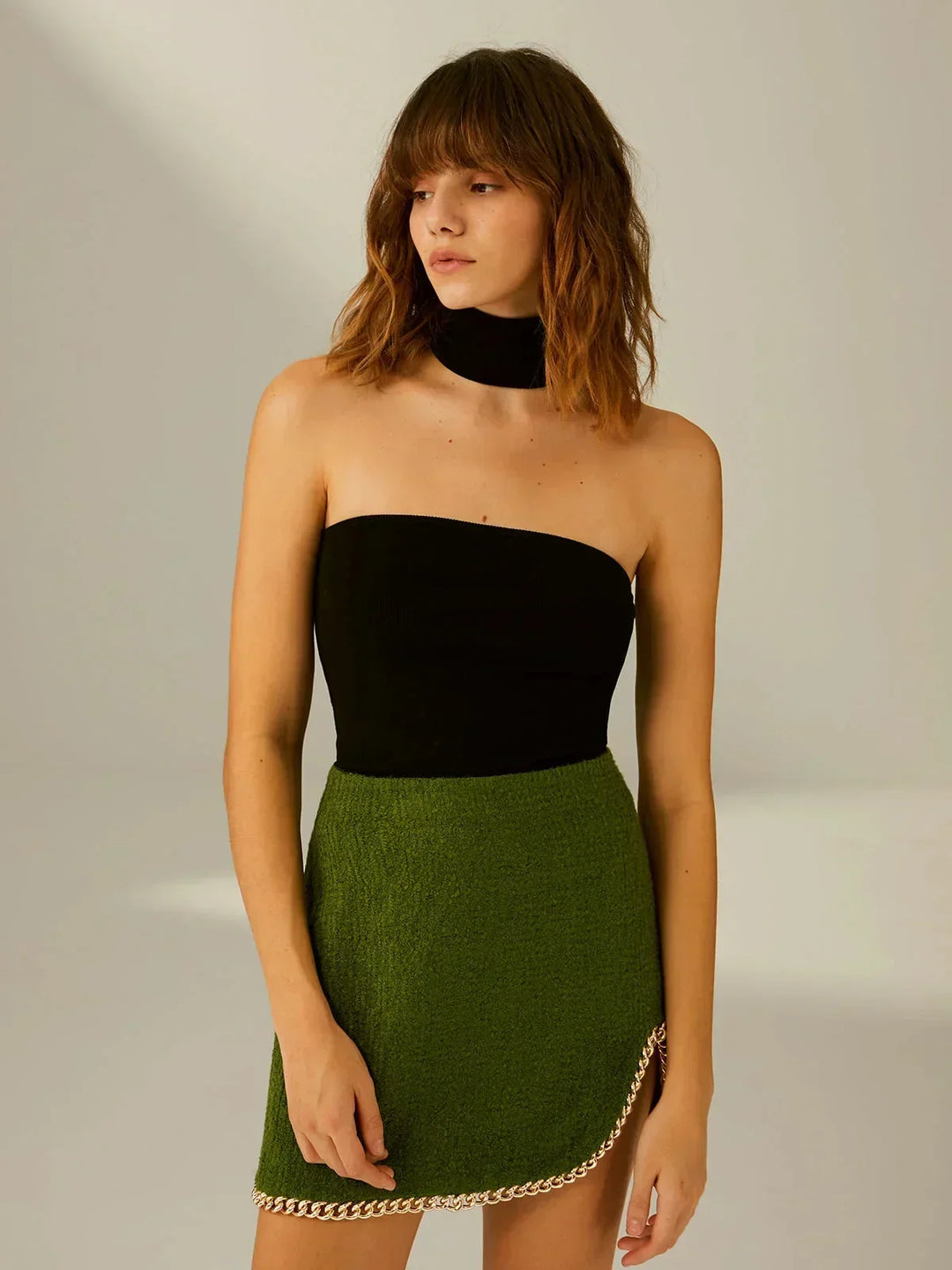 Top noir femme avec design de collier intégré