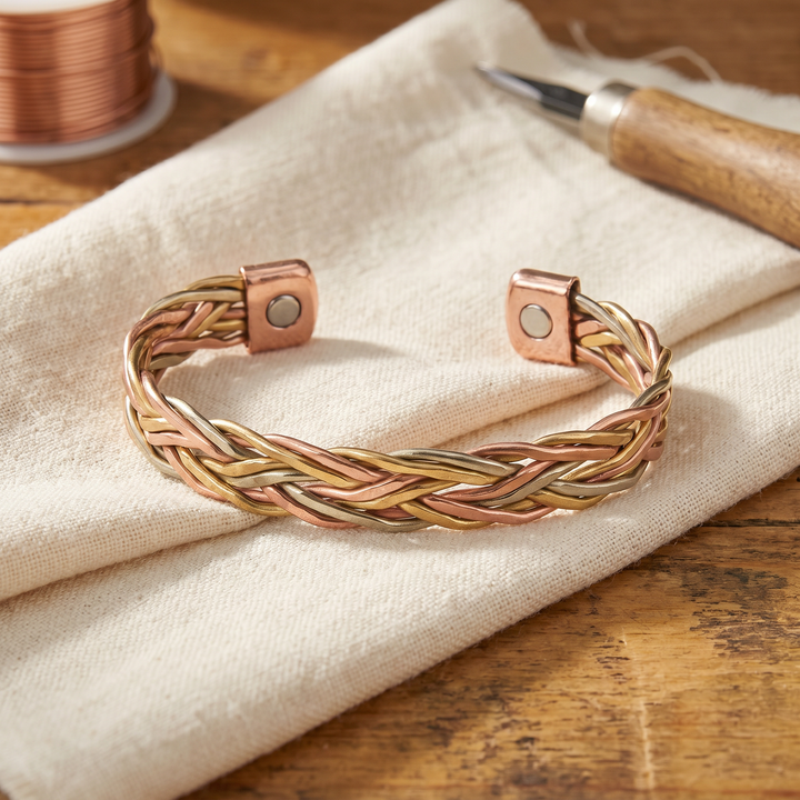 Bracelet en cuivre Mire de Vera" could be rewritten as "Bracelet en cuivre de la collection Mire de Vera.