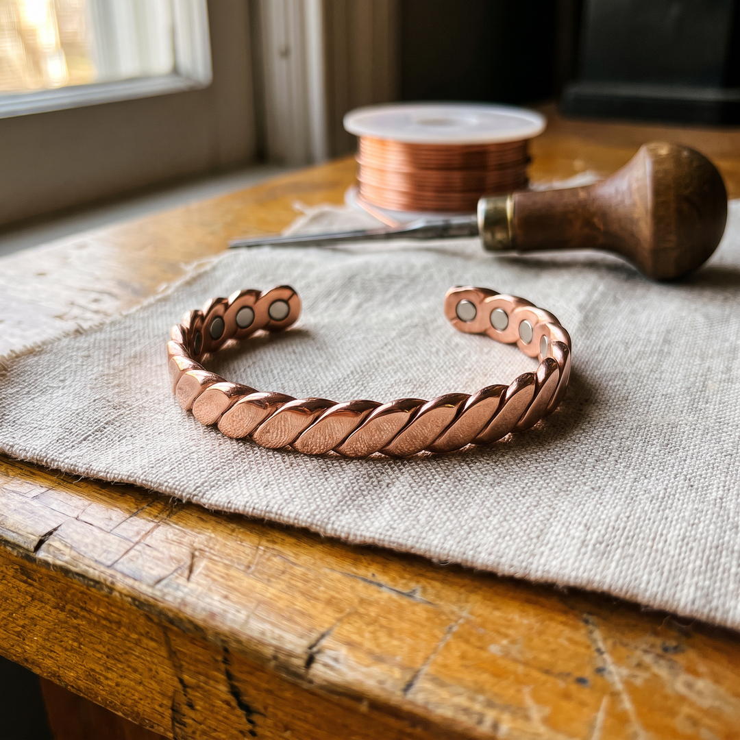 Bracelet en cuivre Bough de Vera" can be rewritten as "Bracelet en cuivre Bough by Vera.
