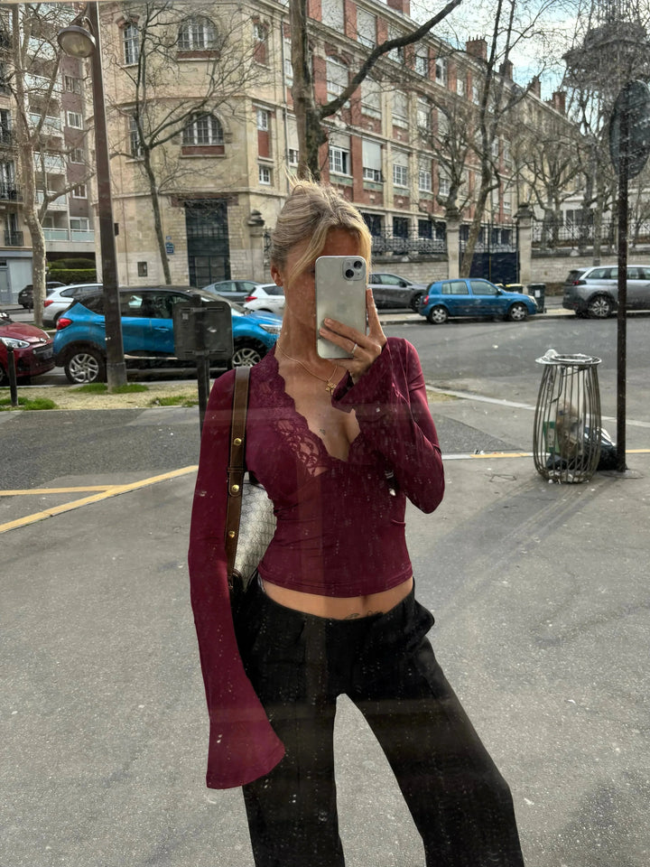 Top femme bordeaux en dentelle à col en V et manches évasées