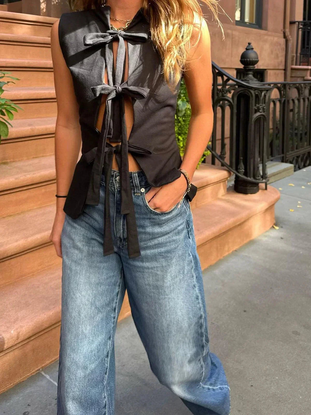 Top femme sans manches avec nœuds ajustables dans le dos